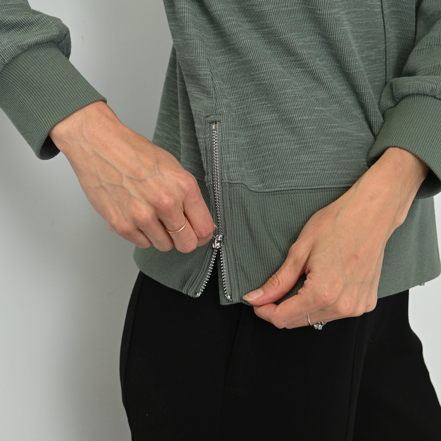 Laurel Wreath Zipper Detail Missy