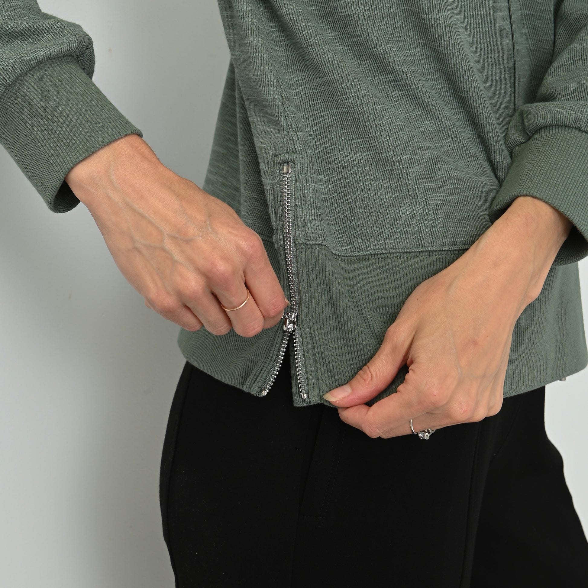 Laurel Wreath Zipper Detail Missy